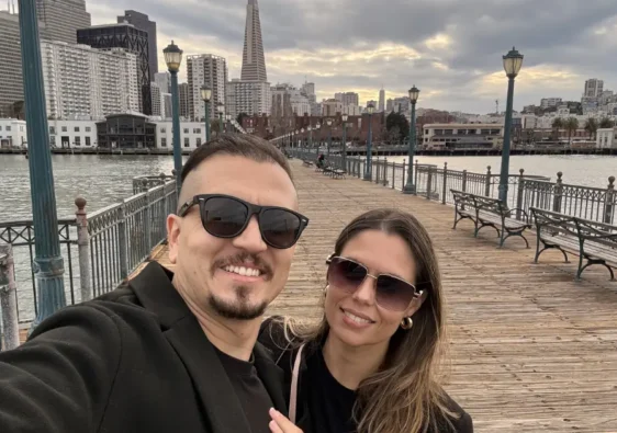 Mari e marido no aeroporto com destino aos EUA usando milhas Smiles