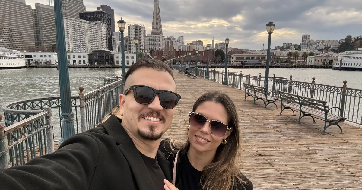Mari e marido no aeroporto com destino aos EUA usando milhas Smiles