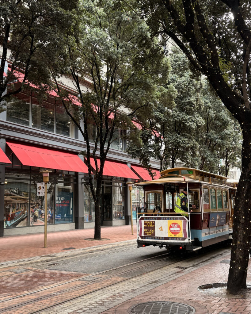 Bondinho histórico da Powell Street passando pelo centro de San Francisco