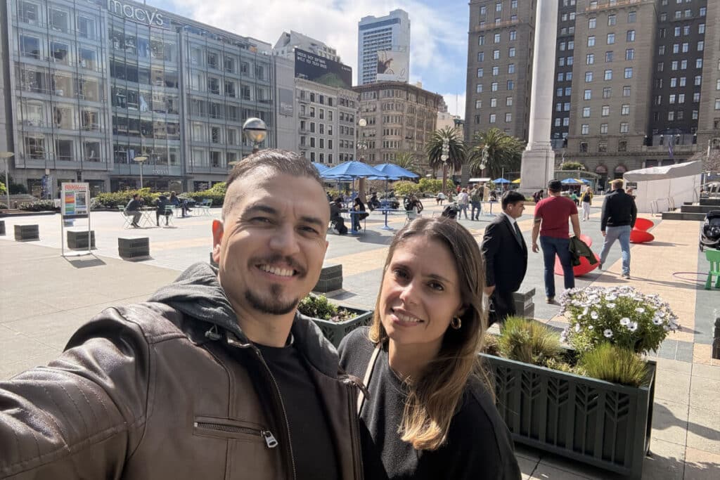 Praça Union Square no Downtown de San Francisco cercada de lojas e hotéis